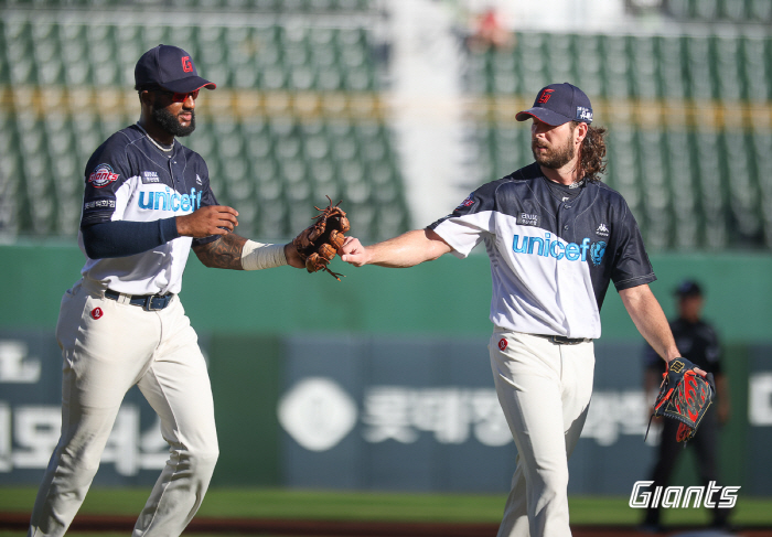 KBO 역대 3번째 '팀 노히터'! 부산에 나타난 '장발에이스'…거인의 …