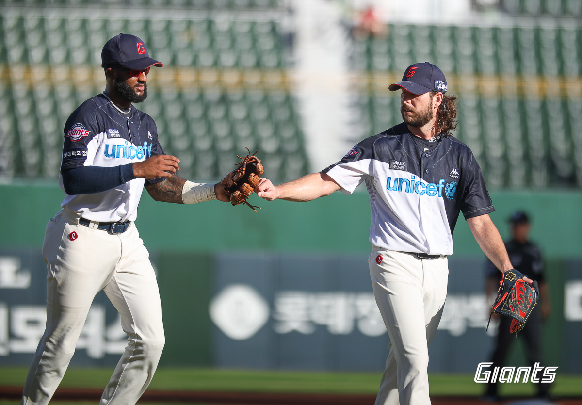 KBO 역대 3번째 '팀 노히터'! 부산에 나타난 '장발에이스'…거인의 …