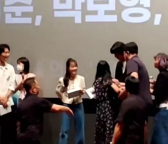 박서준, '강제 포옹→머리띠 거부' 다사다난한 '콘유' 무대인사 [SC이…