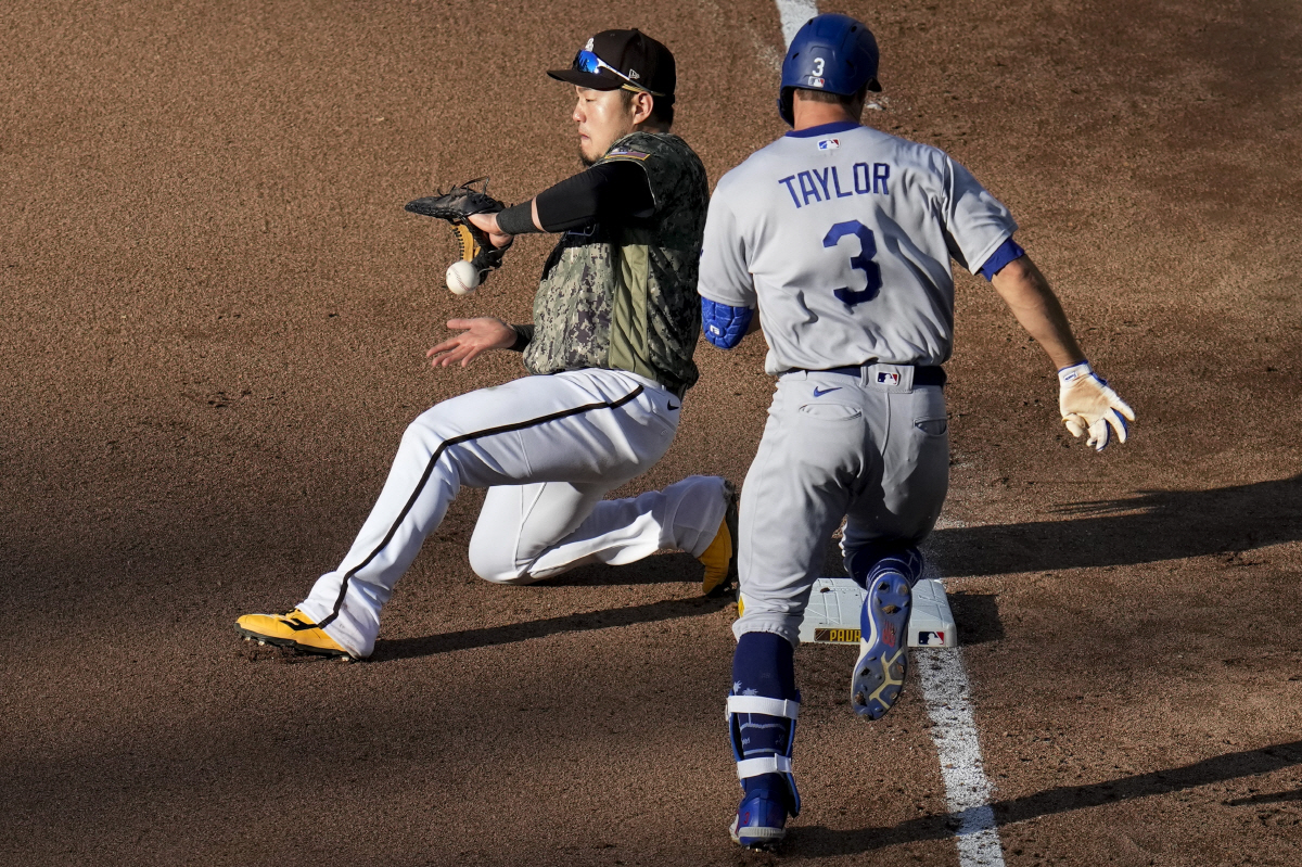 김하성 송구→최지만 포구 기념비적 장면! MLB서 韓 내야수 최초 보살·…