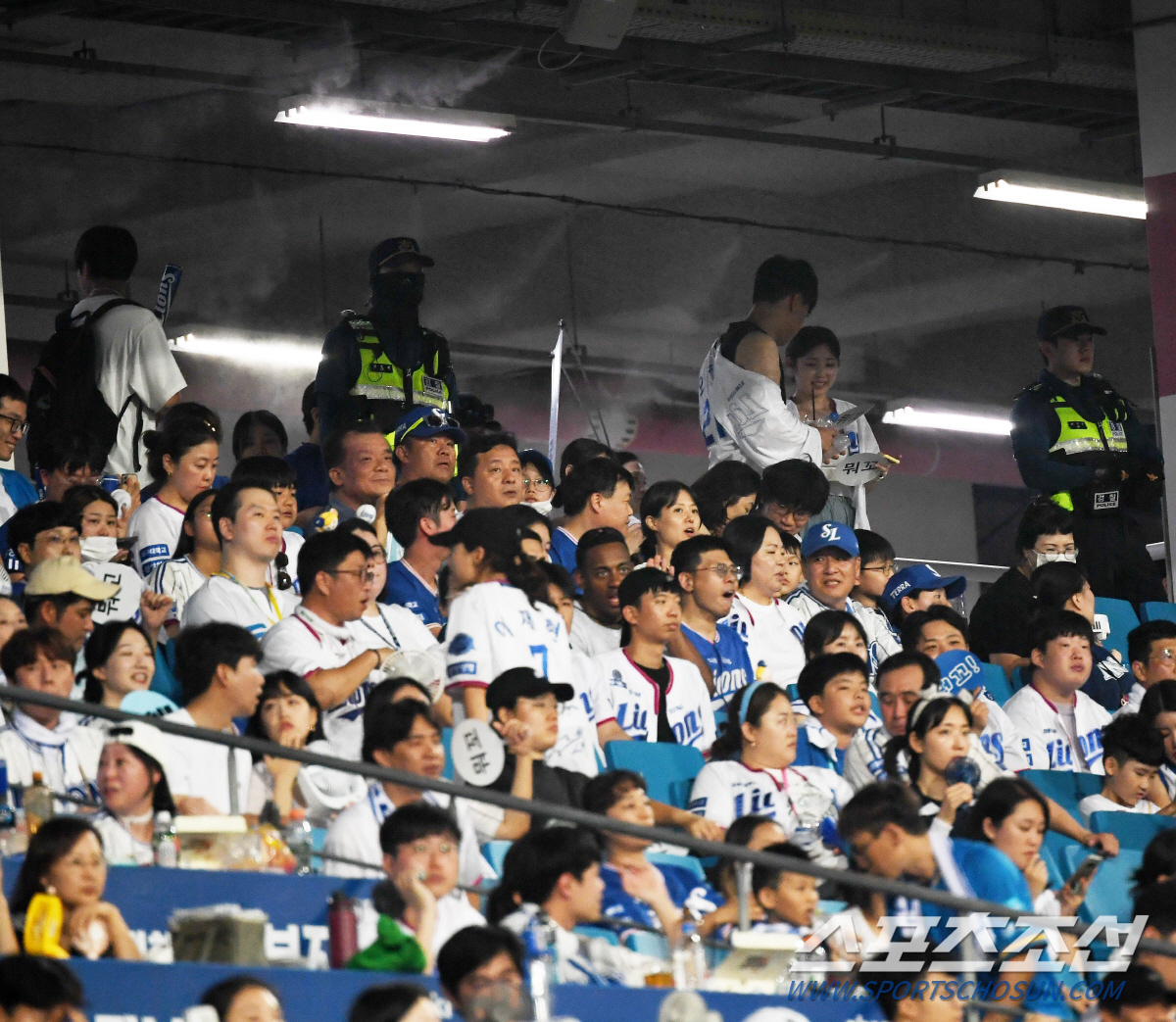 "칼부림 예고글 또 올라왔다" 야구장에 연이틀 긴장감, 금속탐지기까지 등…