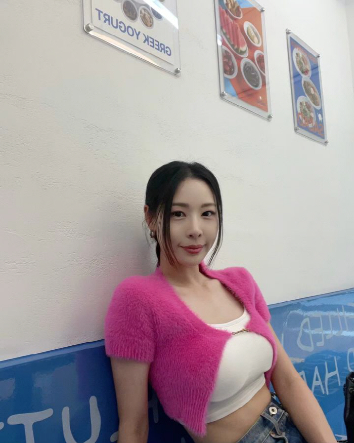 "이렇게 입고 외출 가능?"…신수지, 파격 크롭티 패션에 '깜짝'