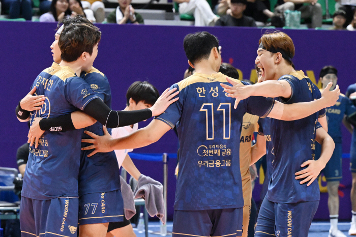 '김지한 18점' 우리카드, KB손보 셧아웃 격파…4강행 불씨 살렸다[S…