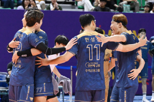 '김지한 18점' 우리카드, KB손보 셧아웃 격파…4강행 불씨 살렸다[SC리뷰]