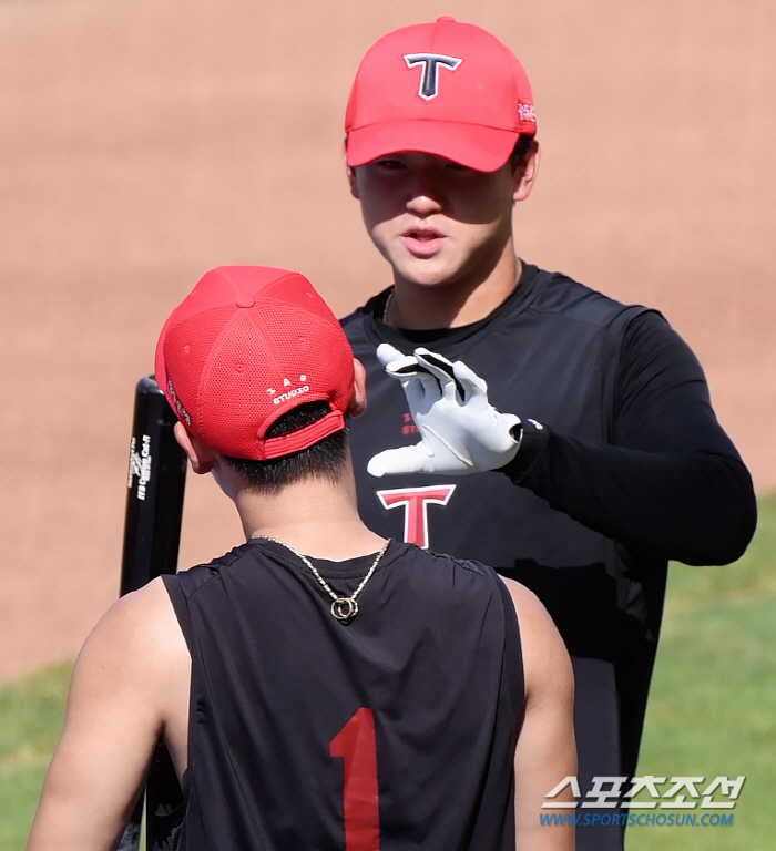 계속 물어보는 김도영, 자상하게 답하는 박찬호 [광주 현장]
