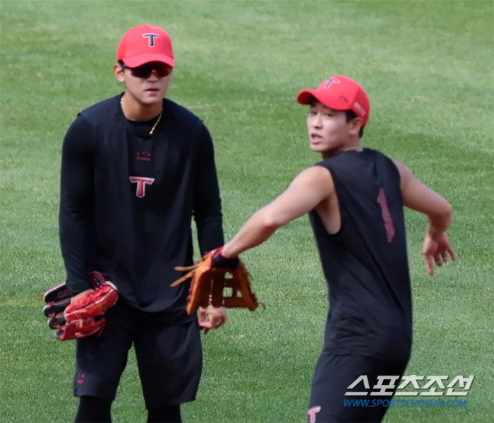 계속 물어보는 김도영, 자상하게 답하는 박찬호 [광주 현장]