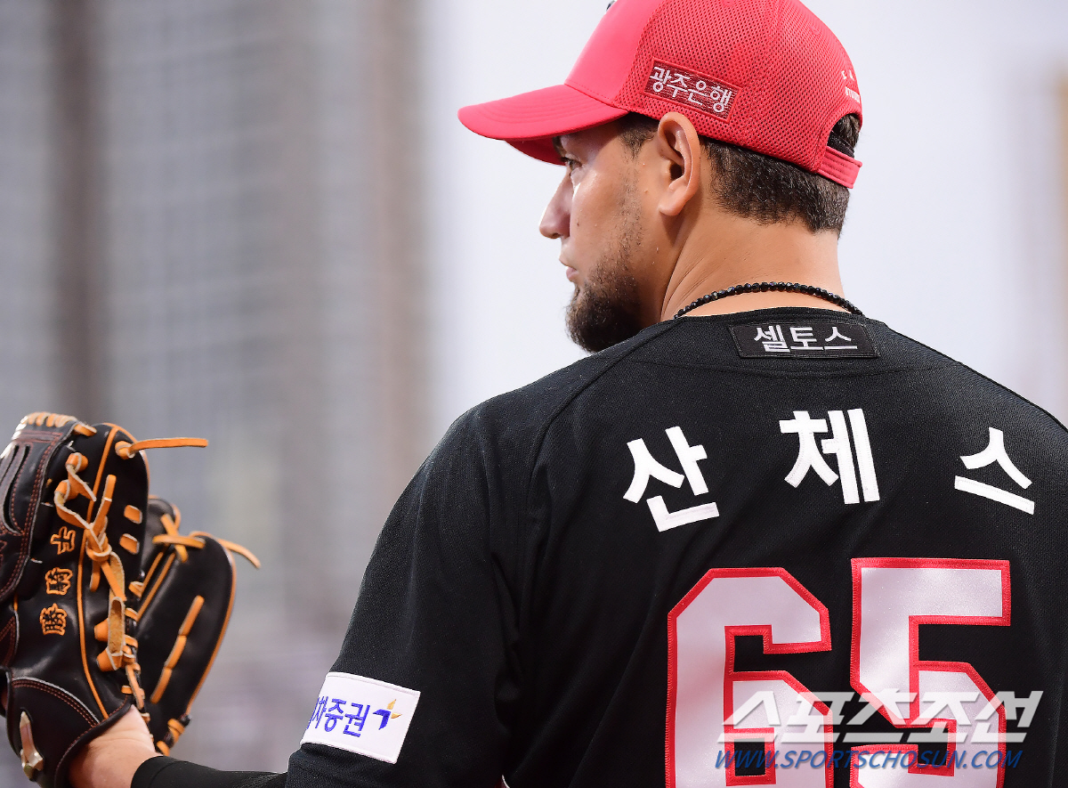 최재훈 1루 묶은 산체스 연속 견제, '보크성 동작' 없진 않았다…어떤 …