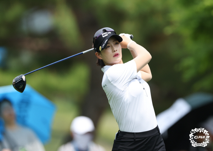 골프계 큰손 거듭난 두산건설, 첫 대회에 상금 톱랭커 총출동…초대 챔피언…