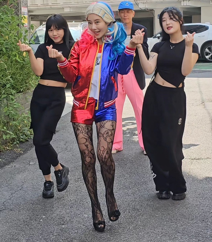 이지현, ‘핫팬츠+망사 스타킹+킬힐’ 할리퀸 변신..가수 컴백과 동시에 …