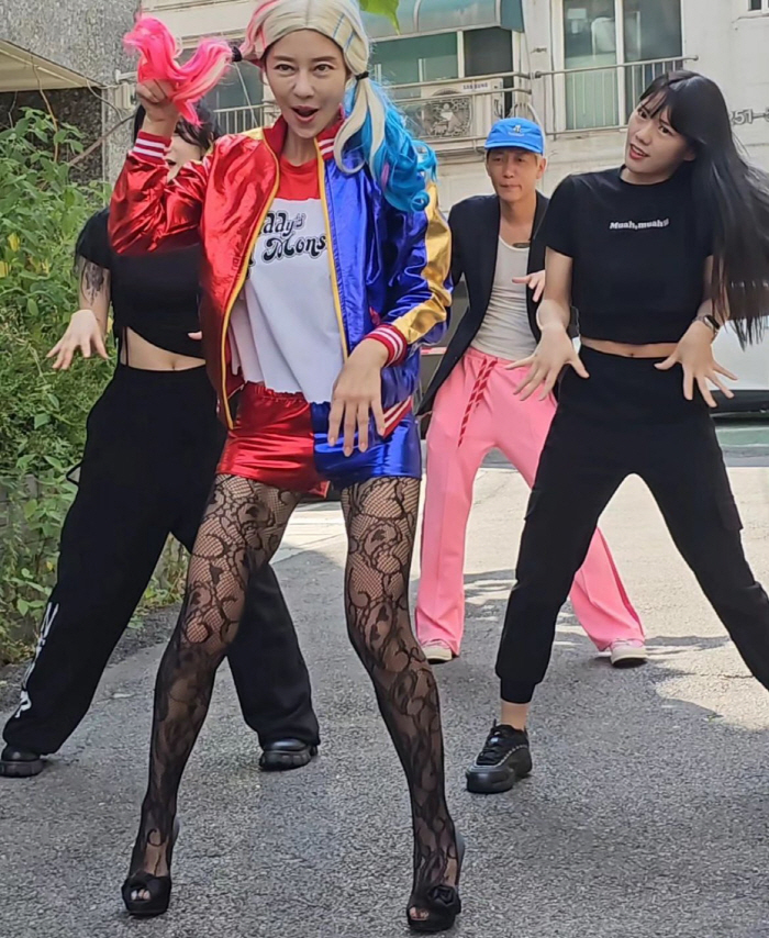 이지현, ‘핫팬츠+망사 스타킹+킬힐’ 할리퀸 변신..가수 컴백과 동시에 …