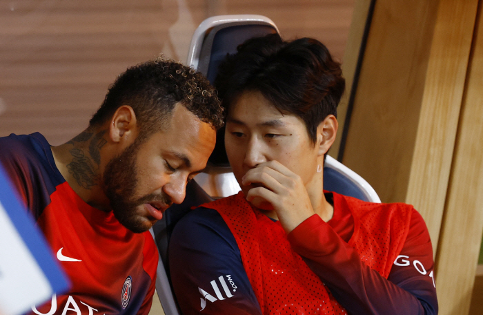 '네이브로' 끝? LEE 절친 네이마르, PSG 떠날 확률 희박. '43…