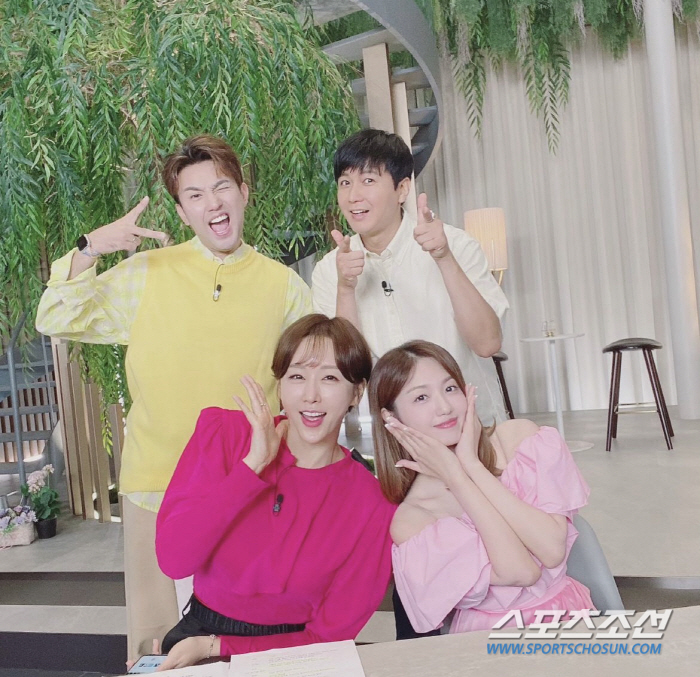 '밝히는가3' MC 한영, "처음 온 것처럼 어색"…정다경·김승현·김선근…