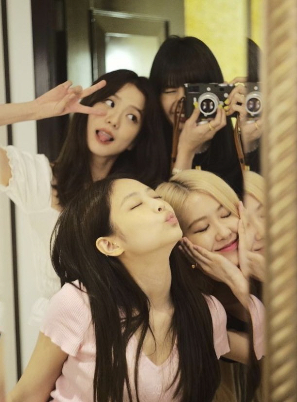 [종합] 블랙핑크, "멤버들 ♥해" 데뷔 7주년 자축…YG 재계약은?