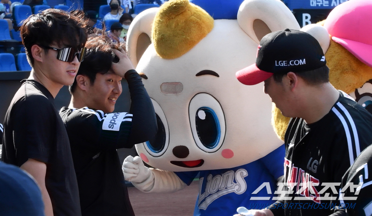 '귀여우면 다야?' LG 더그아웃에 침투한 마스코트...'거친(?) 몸싸…