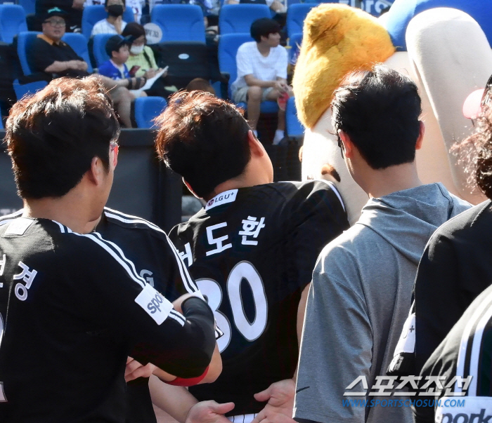 '귀여우면 다야?' LG 더그아웃에 침투한 마스코트...'거친(?) 몸싸…