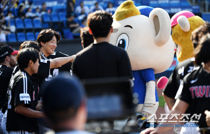 '귀여우면 다야?' LG 더그아웃에 침투한 마스코트...'거친(?) 몸싸…
