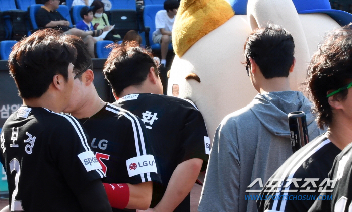 '귀여우면 다야?' LG 더그아웃에 침투한 마스코트...'거친(?) 몸싸…