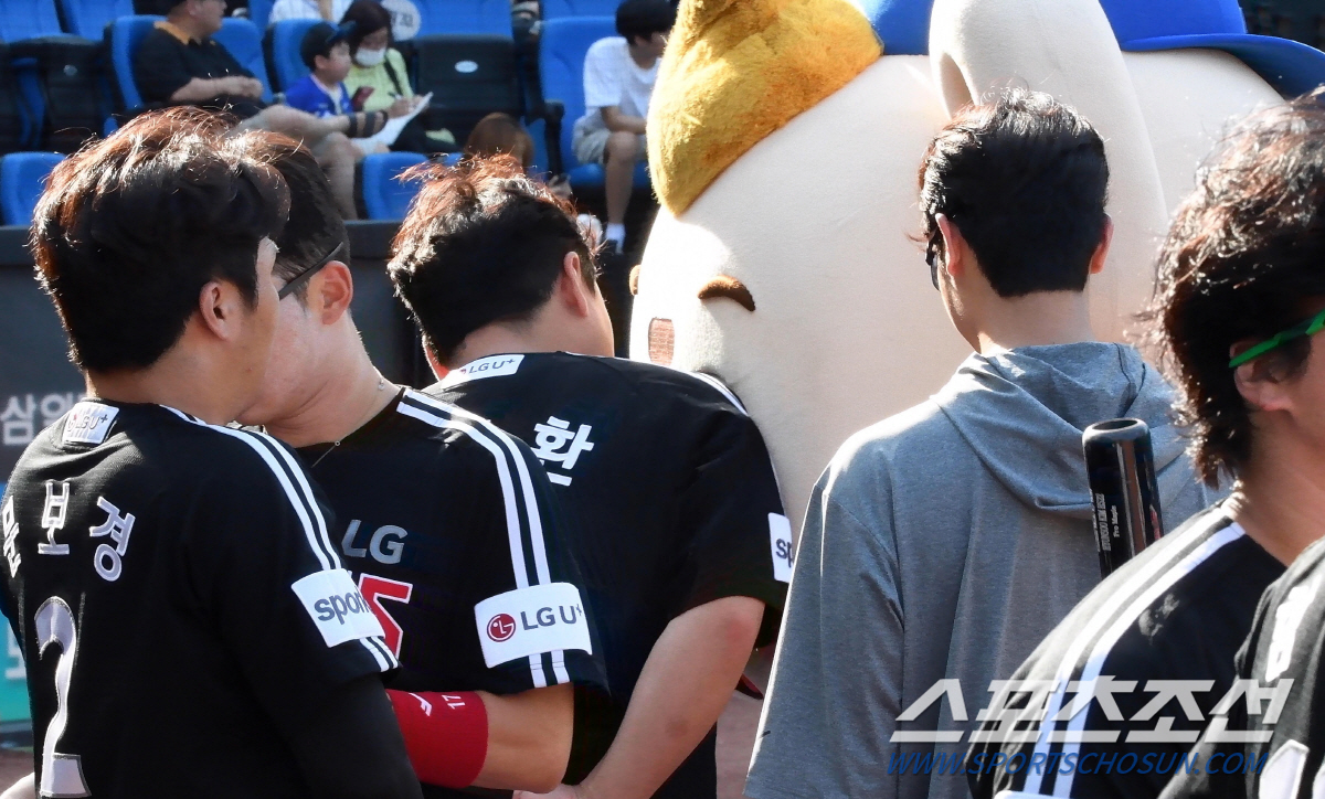'귀여우면 다야?' LG 더그아웃에 침투한 마스코트...'거친(?) 몸싸…