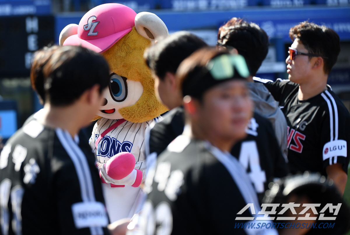 '귀여우면 다야?' LG 더그아웃에 침투한 마스코트...'거친(?) 몸싸…