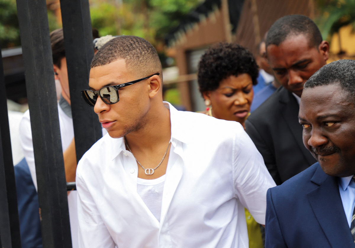 '이강인과 브로맨스 해체?' PSG, 네이마르 매각 가능성 열었다, 바르샤는 '긴급 회동'-사우디는 '협상단 급파'