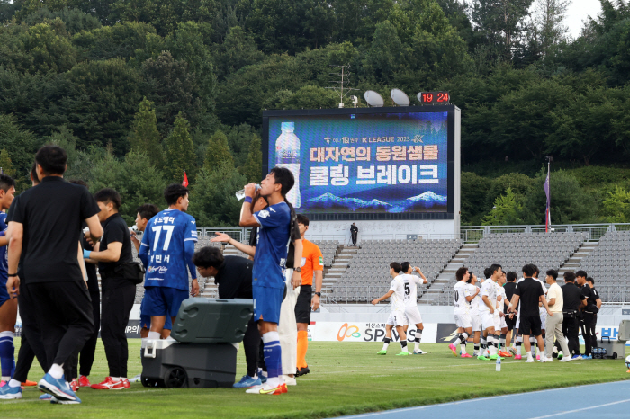 '폭우에 썩고, 폭염에 타고' 여름 직격탄 맞은 충남아산, 홈구장 잔디 …