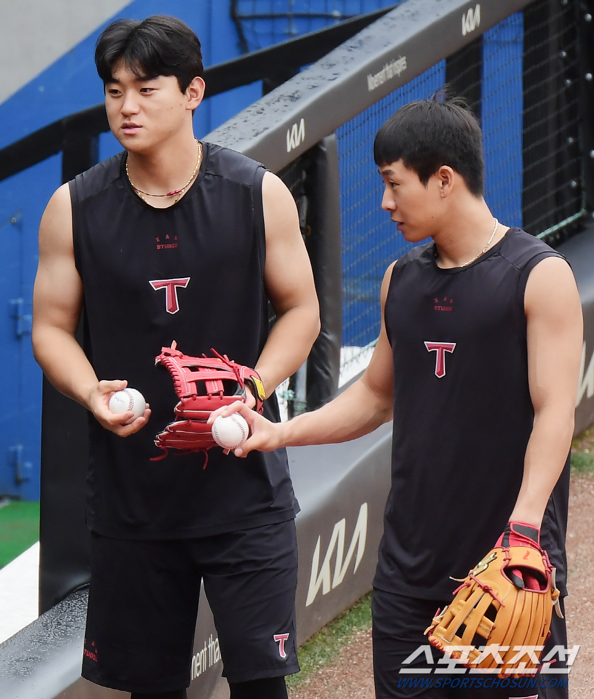 '지금 아니면 훈련 못 할 수도…' 비 그치자 챔피언스 필드로 나온 선수…