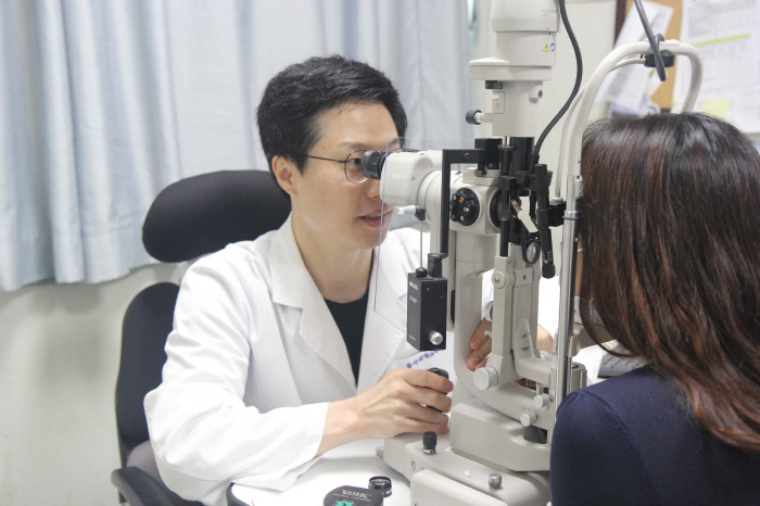 [헬스가이드-결막염] 장기간 방치 땐 시력저하 우려…안약 5분 이상 간격…
