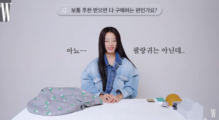 한효주 "팔랑귀 NO" 가방에 추천템만 가득한 '팔랑귀 여신'(W코리아)