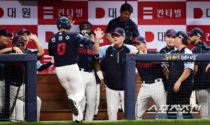 "타격은 활발한데…" 80억 포수도, 차세대 이대호도 없다…사령탑은 아직…