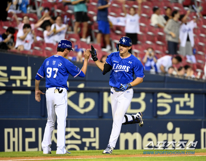 비거리 128m 잠실 가장 깊은 곳에 꽂았다…타율 1위의 강력 한 방 "…
