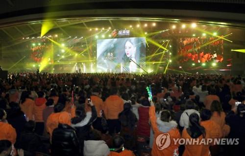 '유커 5천명' 중국기업 행사 인천 송도서 열려 (인천=연합뉴스) 윤태현 기자 = 중국 건강웰빙식품 판매기업 '이융탕(溢涌堂)'의 임직원 5천여명이 9일 오전 인천시 연수구 송도컨벤시아에서 열린 '이융탕 2020 한국연회'에서 주요 내빈들의 등장에 환호하고 있다. 이들은 2017년 한중 간 사드(THAAD·고고도 미사일 방어체계) 갈등이 불거진 이후 단일 행사 기준으로 한국을 방문한 최대 규모의 중국 관광객(유커·遊客)이다. 2020.1.9 tomatoyoon@yna.co.kr