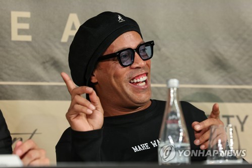 (서울=연합뉴스) 신현우 기자 = 호나우지뉴가 10일 서울 여의도 페어몬트 앰배서더 호텔에서 열린 기자회견에서 웃음 짓고 있다. 이날 기자회견에 참석한 호나우지뉴와 파비오 칸나바로, 마르코 마테라치는 한국에서 유소년 축구 클리닉, 한국 문화 체험 등 일정을 소화할 예정이다. 2023.8.10 nowwego@yna.co.kr