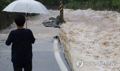 (군위=연합뉴스) 윤관식 기자 = 10일 오후 대구 군위군 효령면 한 마을 진입도로가 태풍 '카눈'이 쏟아낸 호우에 유실돼 있다. 2023.8.10 psik@yna.co.kr