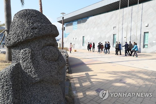 (제주=연합뉴스) 박지호 기자 = 코스타 아틀란티카호를 타고 제주항에 입항한 중국 단체관광객들이 15일 오전 제주항 크루즈 터미널에서 입국 수속을 마친 뒤 일일 관광을 위해 관광버스로 이동하고 있다. 2017.3.15 jihopark@yna.co.kr