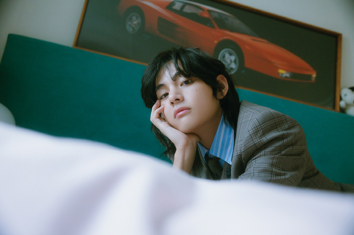 방탄소년단 뷔, '노메이크업으로 촬영'한 첫 솔로 'Layover' 콘셉…