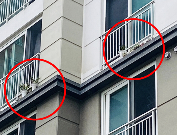 태풍 오는데도 아파트 난간 위 아슬하게 올려진 화분들…"민원 넣어도 절대…