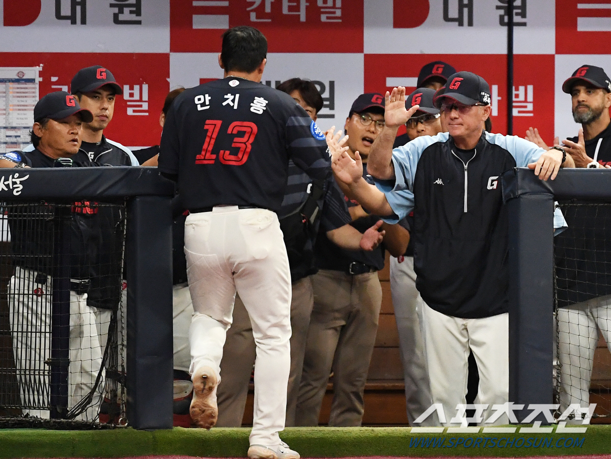 "도대체 롯데 이정훈이 누구야?" 3연전 8안타 4볼넷 12출루…7월 첫…