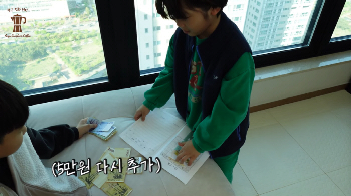 "모은 돈 다 썼다" 김정화♥유은성 子, 아프리카 친구 위해 용돈 플렉스…