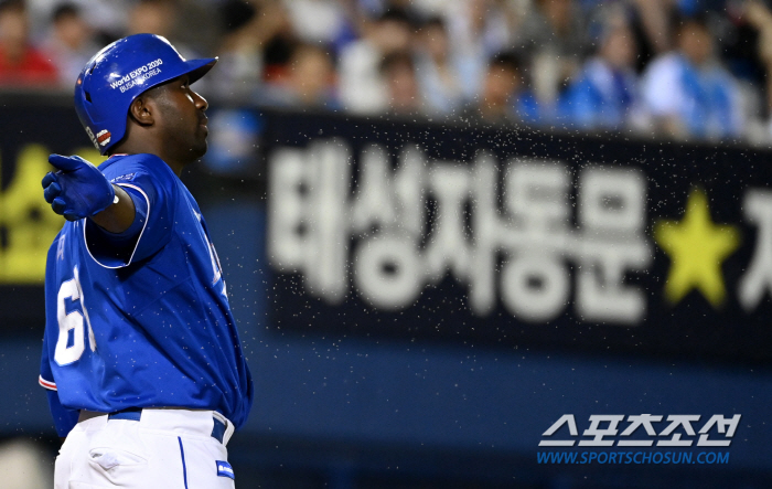 투수랑 싸우기도 바쁜데 이게 무슨 일? 때아닌 날벌레 습격에 허공 향해 …