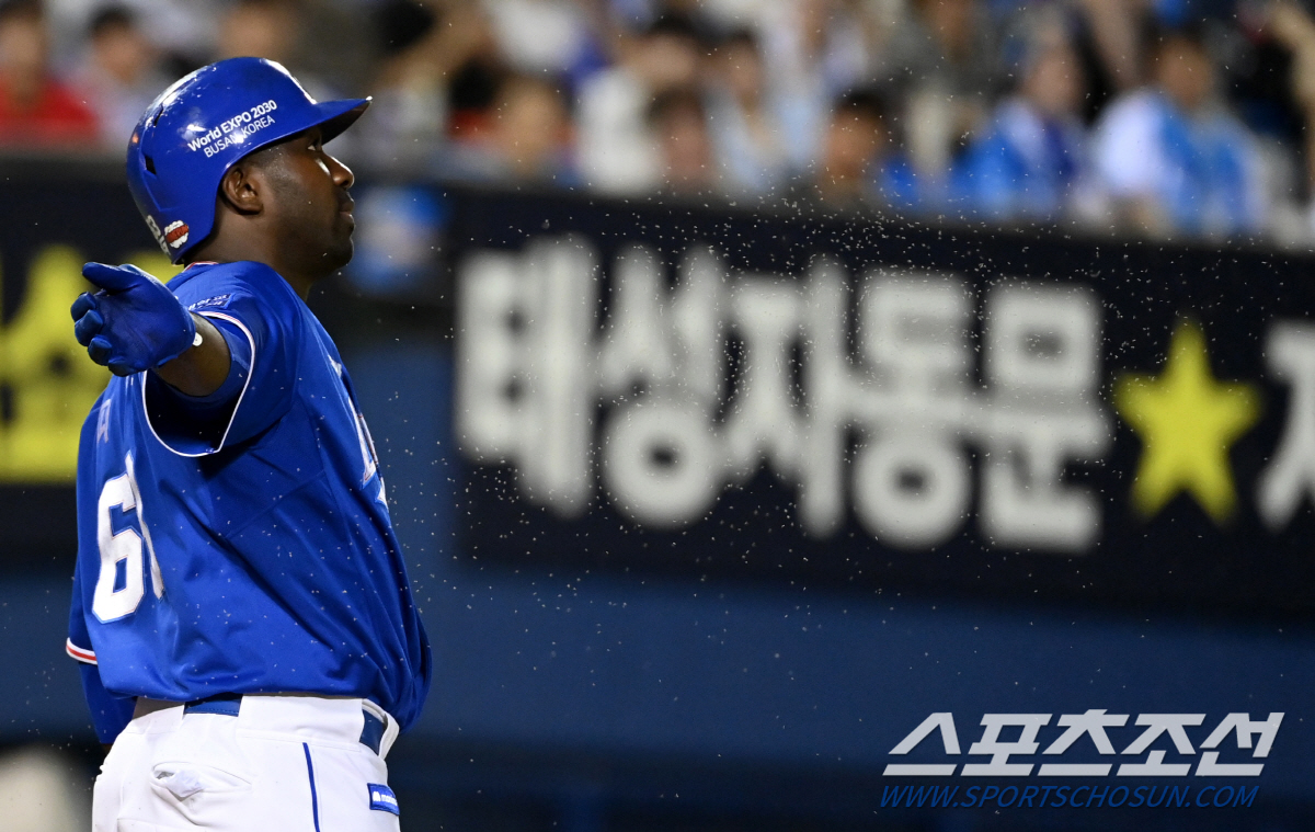 투수랑 싸우기도 바쁜데 이게 무슨 일? 때아닌 날벌레 습격에 허공 향해 …