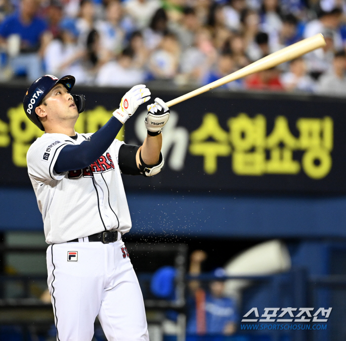 투수랑 싸우기도 바쁜데 이게 무슨 일? 때아닌 날벌레 습격에 허공 향해 …