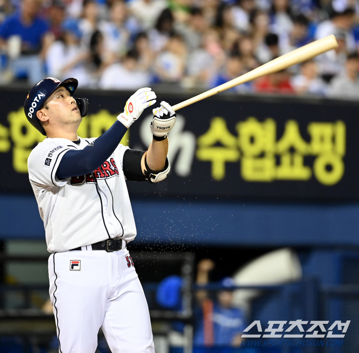 투수랑 싸우기도 바쁜데 이게 무슨 일? 때아닌 날벌레 습격에 허공 향해 …