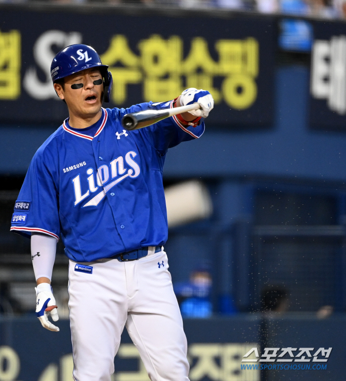 투수랑 싸우기도 바쁜데 이게 무슨 일? 때아닌 날벌레 습격에 허공 향해 …