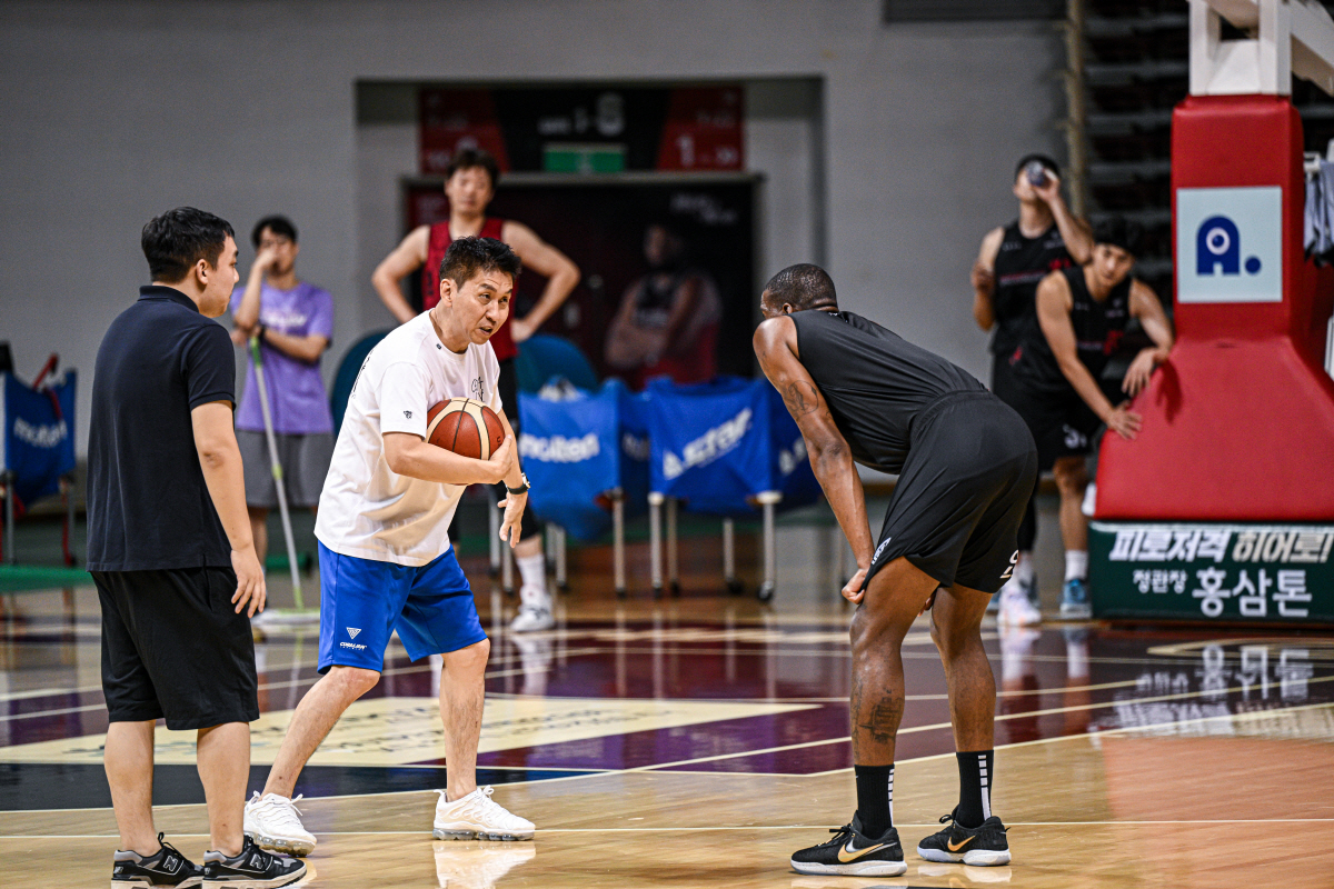 김상식 KGC 감독(가운데)이 제42회 윌리엄존스컵을 앞두고 팀에 합류한 외국인 선수 맥스웰에게 전술을 지시하고 있다. 사진제공=안양KGC