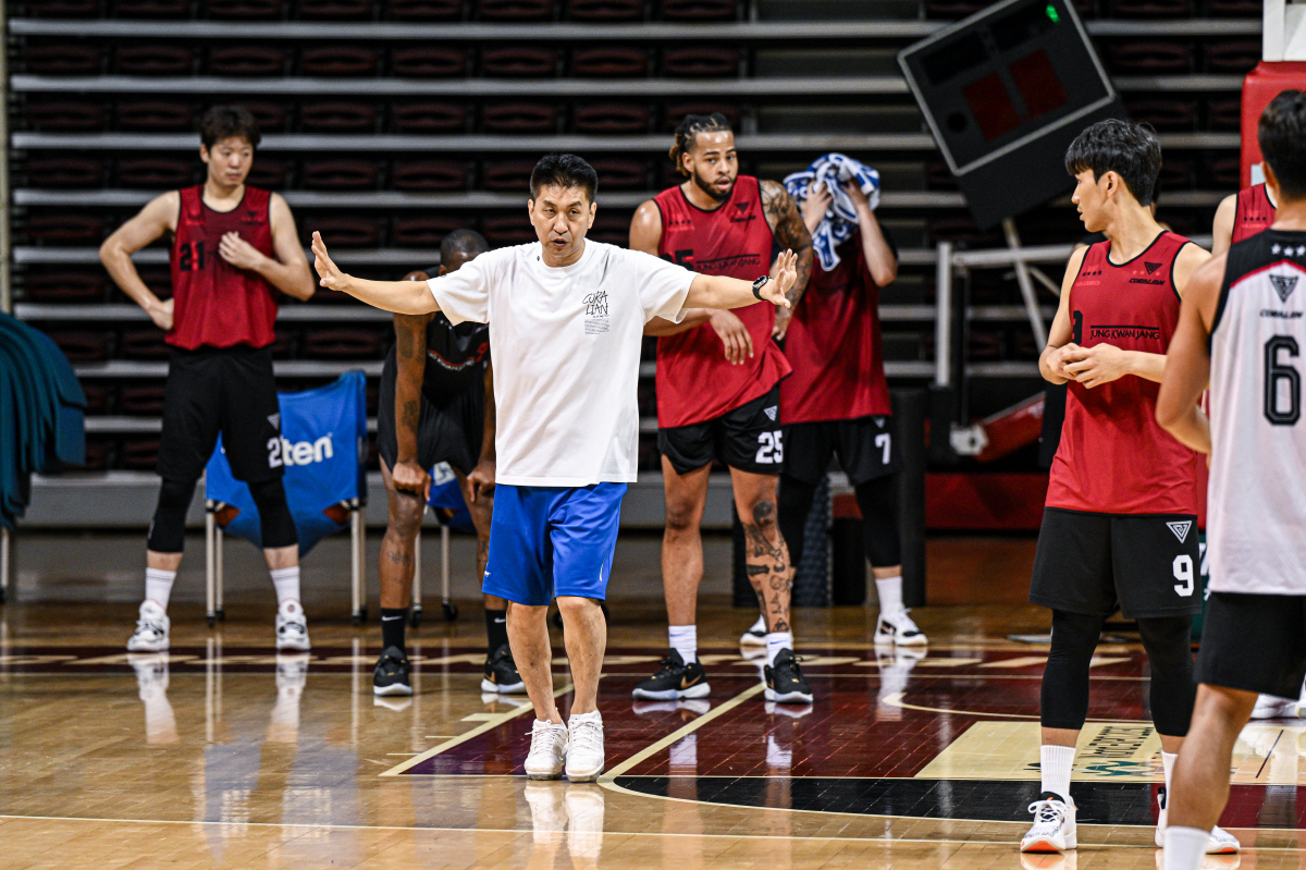 김상식 KGC 감독이 제42회 윌리엄존스컵 출전을 앞두고 진행한 팀 훈련에서 선수들에게 전술 지시를 하고 있다. 사진제공=안양KGC