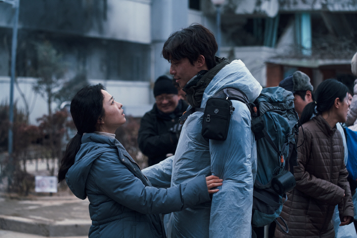 "재난판 '기생충' 보는 기분"…'콘크리트 유토피아', 역대급 호평 릴레…