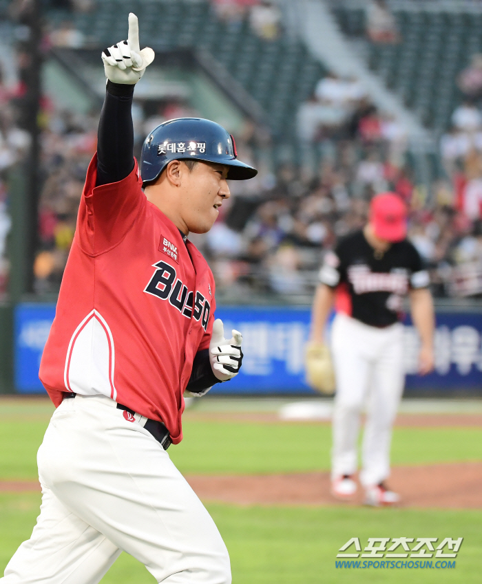 '타격감 절정!' 안치홍→정훈 쾅쾅! '좌투 저격' 베테랑 우타자 전방배…