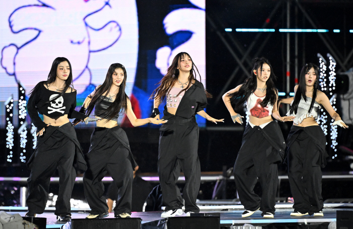 혼돈의 '잼버리 콘서트', K팝이 살렸다…뉴진스→아이브, 성공적 피날레 …