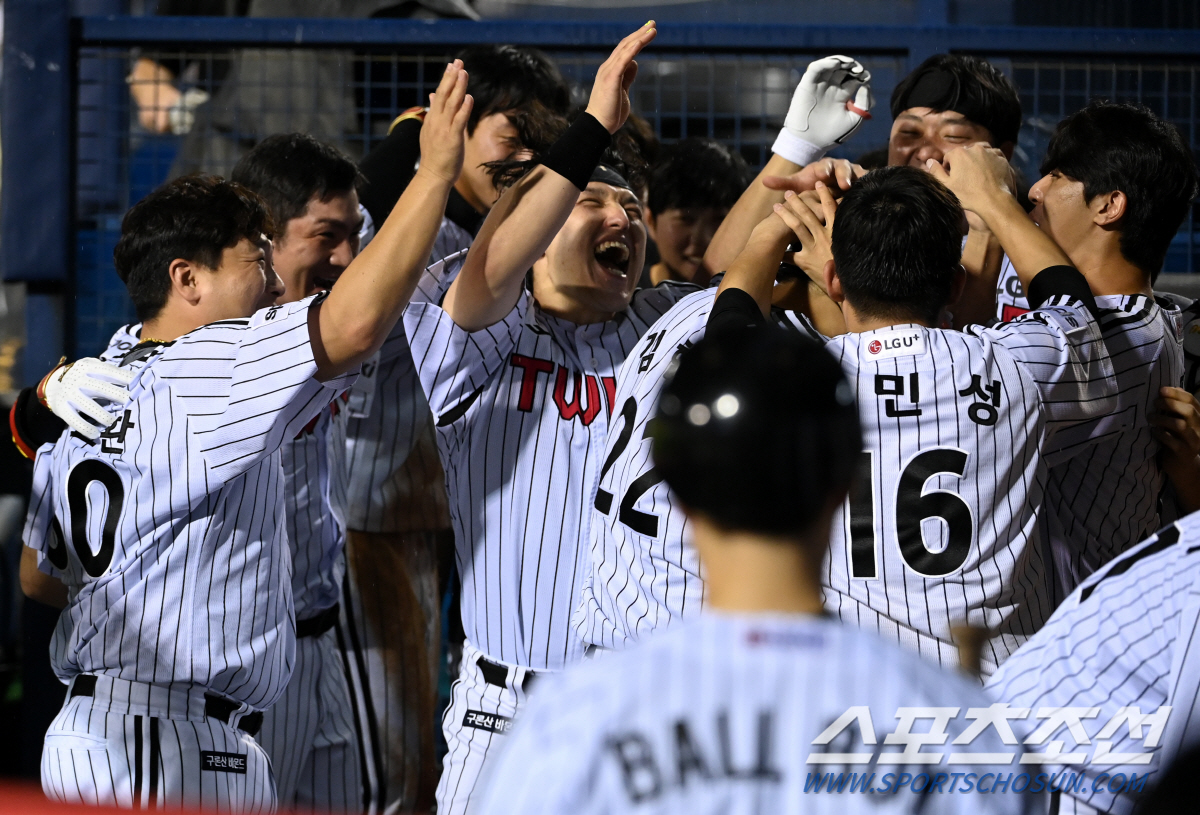 '이보다 짜릿할 순 없다' 결승 투런포 김현수의 속시원한 환호, LG는 …