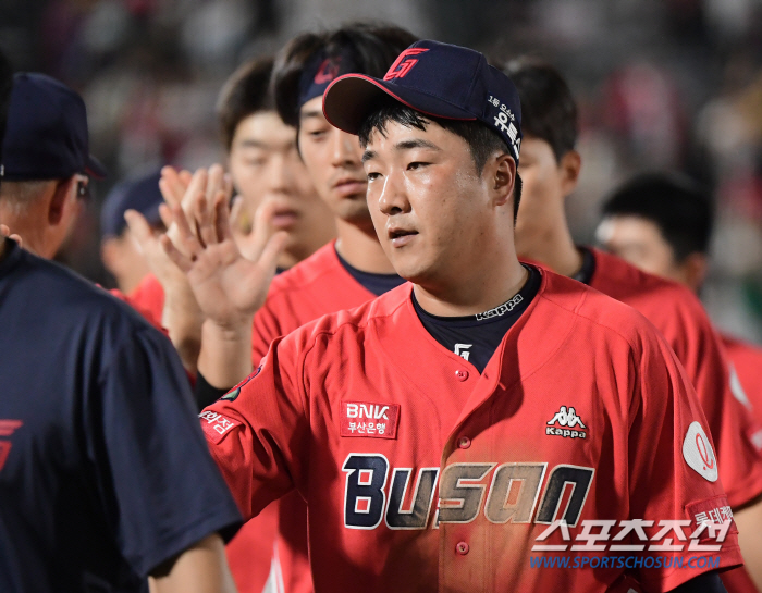 사직 예수 존재감 뿜뿜…"모든 것을 쏟아부었다" 사령탑의 넘치는 만족감 …